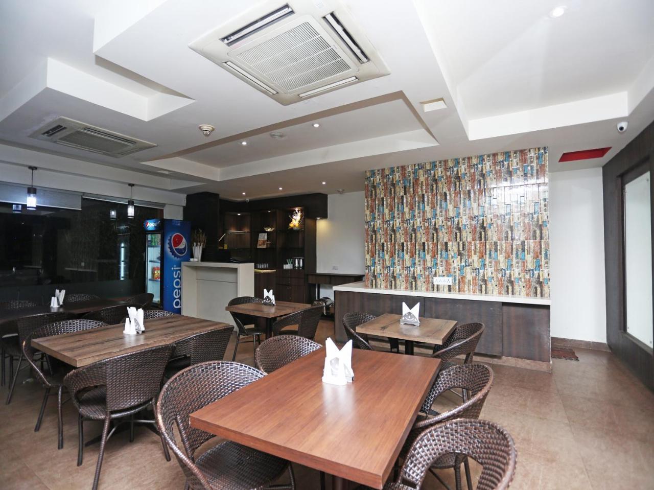 Capital O 10212 Hotel West Willows Xanadu Calcutta Exterior foto