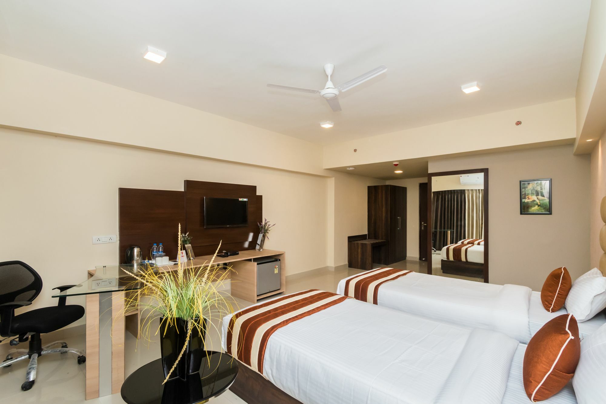 Capital O 10212 Hotel West Willows Xanadu Calcutta Exterior foto