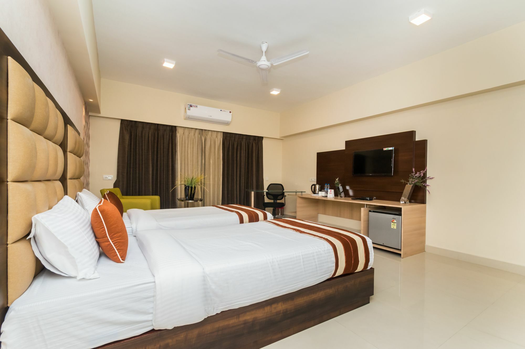 Capital O 10212 Hotel West Willows Xanadu Calcutta Exterior foto
